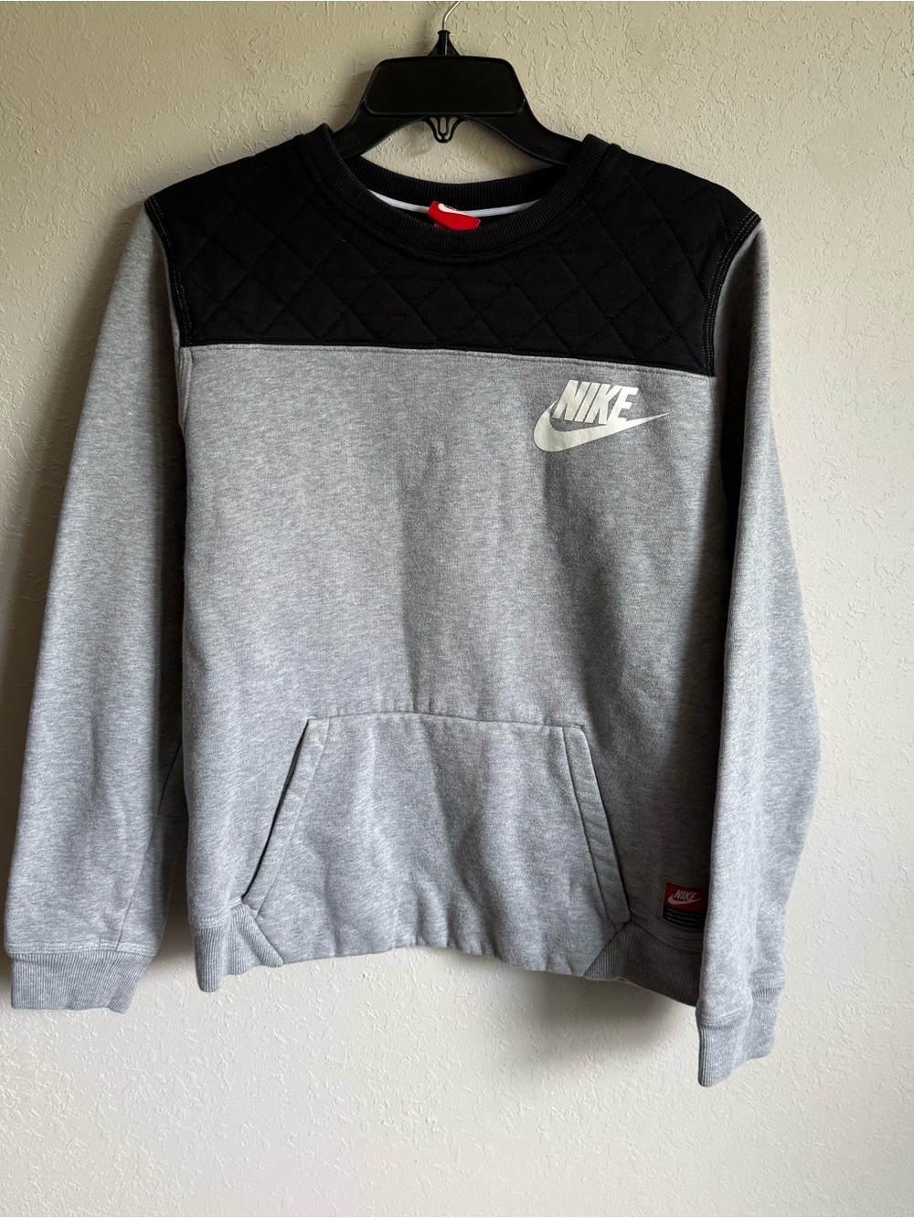 Men’s M Gray And Black Nike Colorblock Sporty Athletic Casual Sweatshirt
